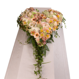 Hjärtformad blomstergirlang i pastellfärger, med rosor och prästkragar, ligger på en kista.