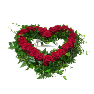 Hjärta av röda rosor omgivna av gröna bladverk.